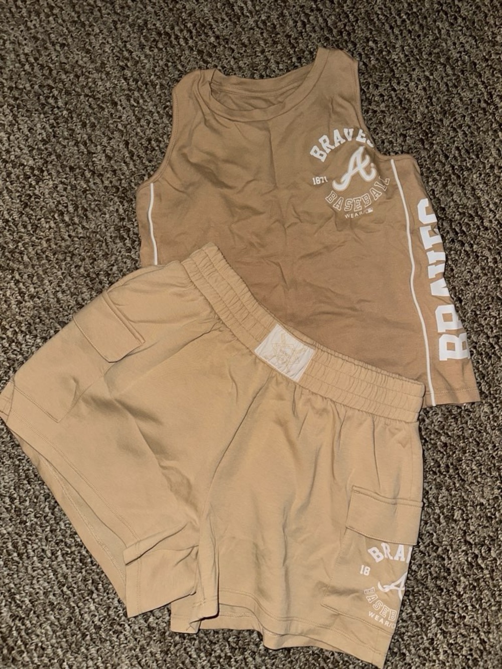 WEAR by Erin Andrews Atlanta Braves NWOT Beige Matching Set Size Medium